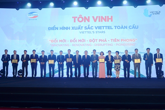 Lãnh đạo tập đoàn chụp ảnh chung với tập thể điển hình xuất sắc Viettel toàn cầu.